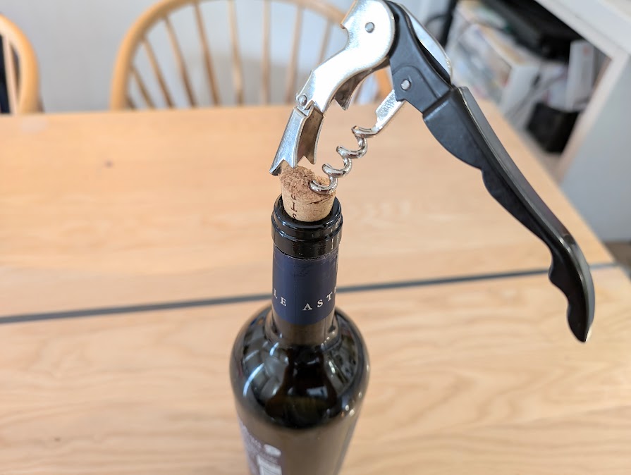 ワインのコルクが抜けない時はどうすればいい？3つの手順で解決