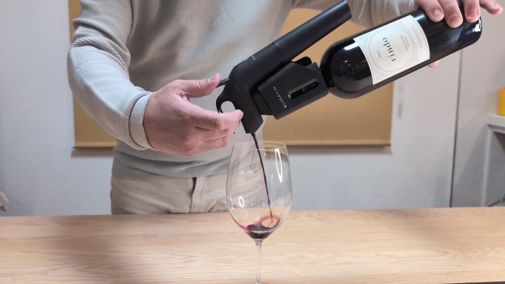 グラスに注ぐシーンの画像