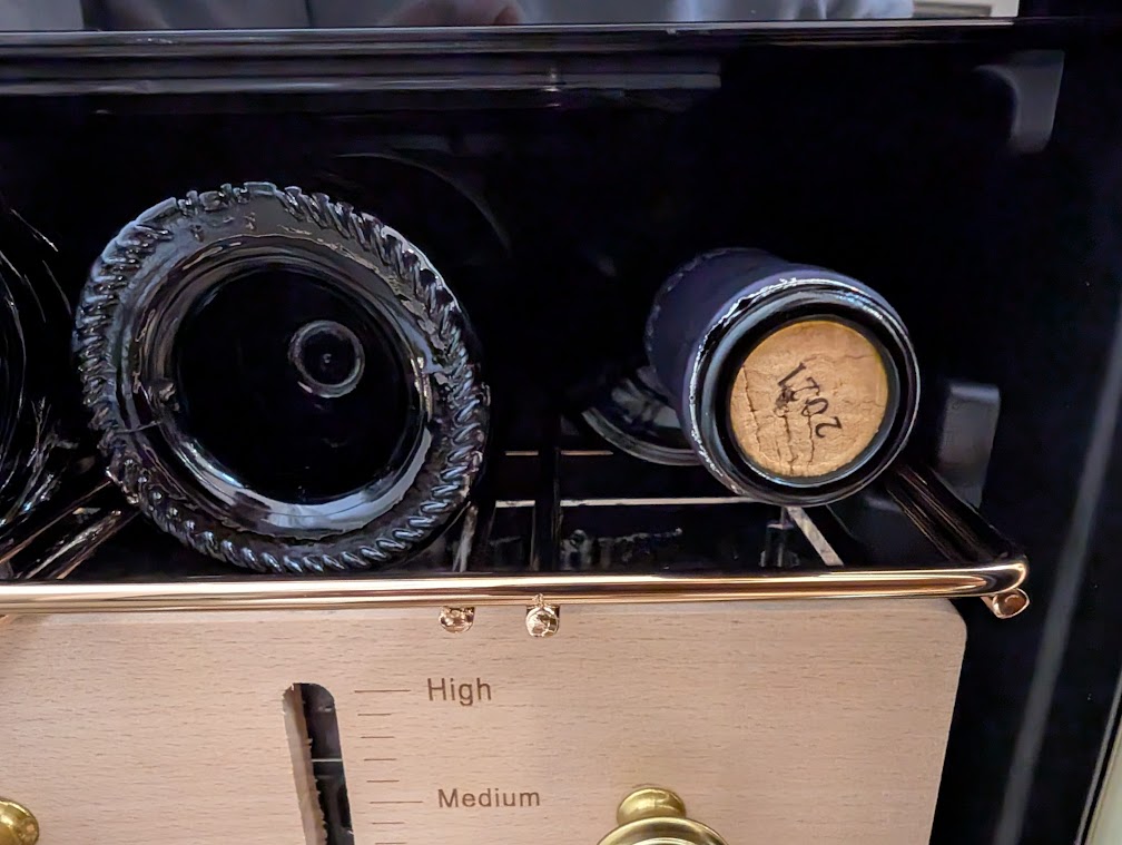 セラーに横置きで戻したボトル