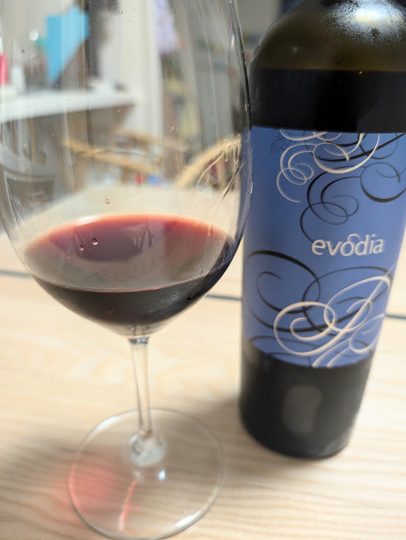 テーブルに置かれた赤ワイン エヴォディア(evodia)のボトルとワイングラス