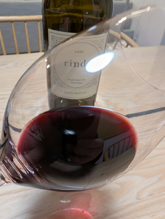 リンドウをワイングラスに注いだ色味