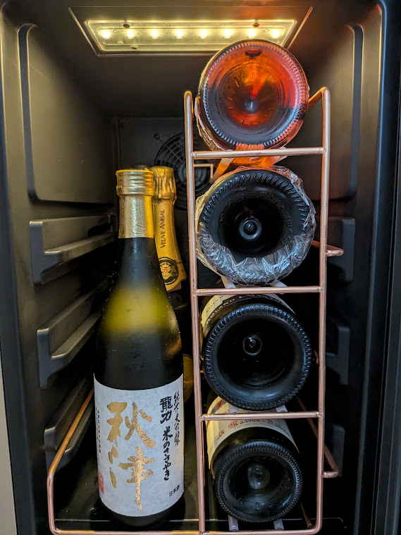 日本酒(龍力)の縦置きとワインの横置き収納ができるSakalier(サカリュエ)ワインセラーの上段庫内
